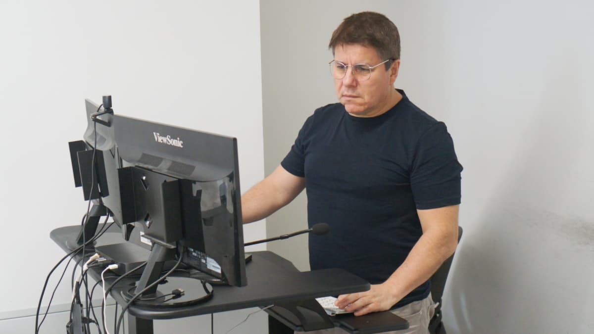 Eugenio Solis de Ovando teaching at a computer